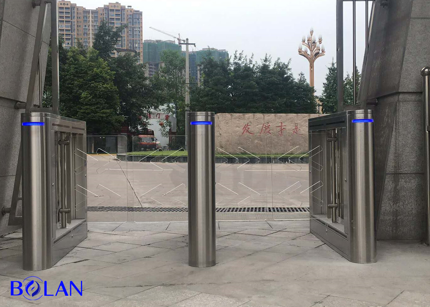 Pedestrian access control swing turnstile gate