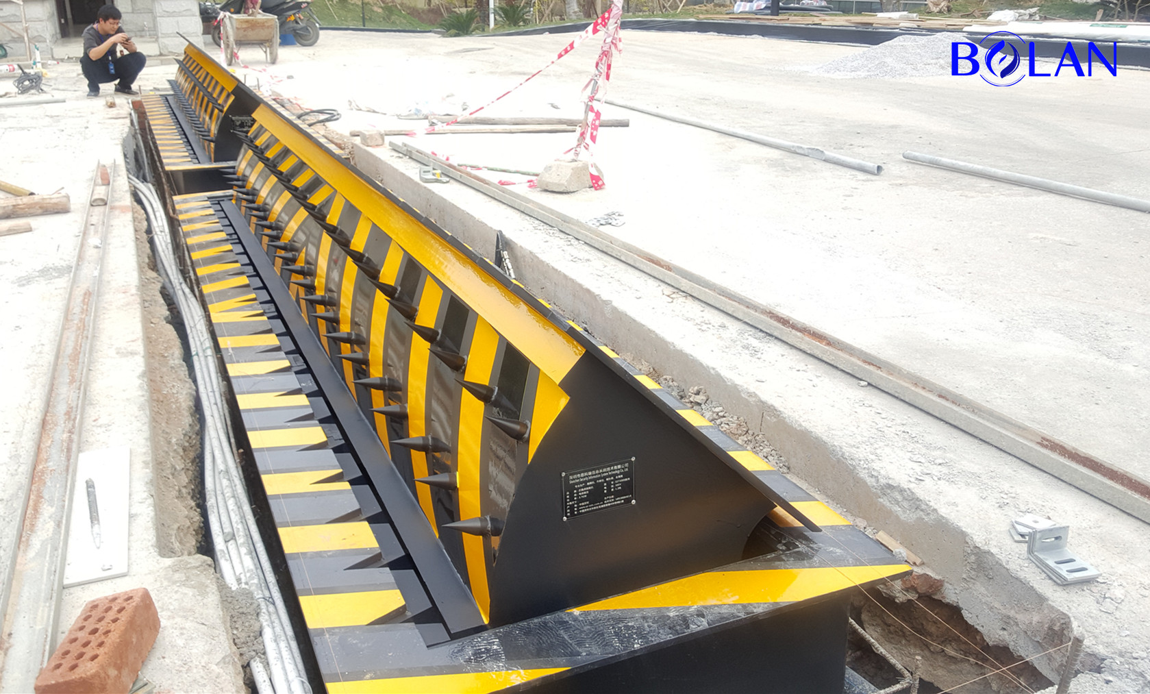 Hydraulic roadblocker with LED light